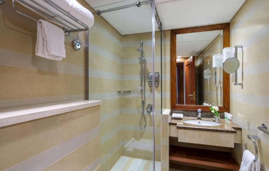 Classic Twin Room with Partial Kaaba View